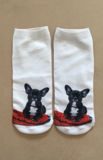 Ponožky členkové čierny buldoček na červenej deke 
